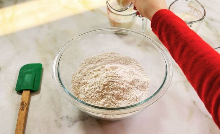 Cut the fat into the flour