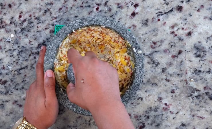 Blend Garlic, Salt, and Sugar